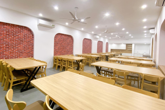 Các bữa ăn trưa đầy đủ dinh dưỡng, thực đơn đa dạng cho CBNV được chuẩn bị bởi đội ngũ đầu bếp chuyên nghiệp, chỉ với 10k/ bữa ăn.